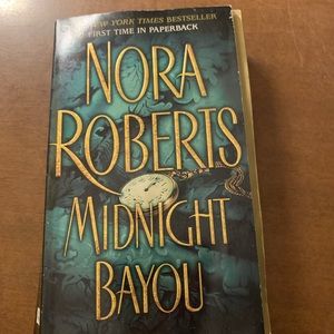 Nora Roberts- Midnight Bayou. Paperback.